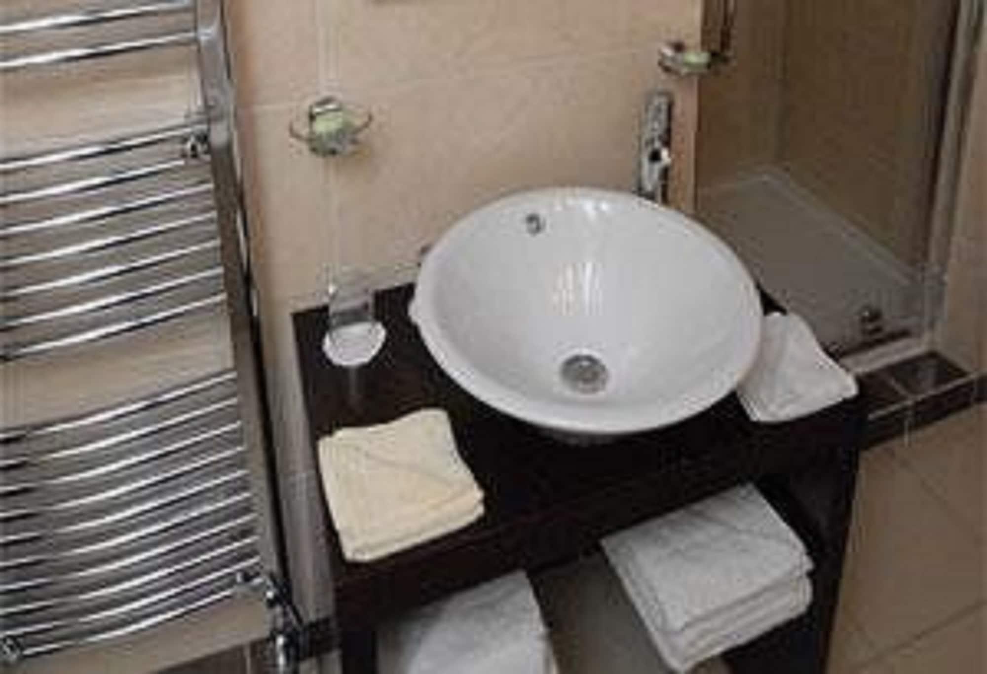 Barn Hotel London Ruislip Luaran gambar
